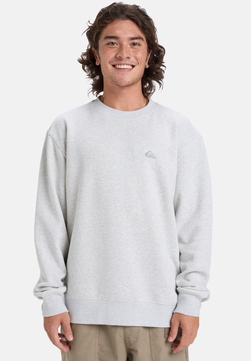 Lysegrå sweatshirt med rund hals, lange ærmer og et lille logo på venstre bryst, lavet af blødt stof og i en afslappet pasform.