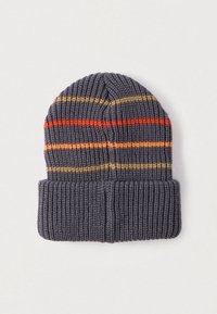 Neulottu pipo tummanharmaana, jossa vaakasuorat raidat oranssina, keltaisena ja beigenä. Varustettu käännettävällä reunuksella lisälämpöä ja rakennetta varten.