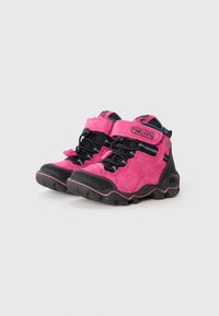 Rosa Wildleder-Wanderschuhe mit schwarzen Gummisohlen, ausgestattet mit einer verstärkten Zehenkappe, verstellbaren Riemen und einem strukturierten Muster an den Seiten.