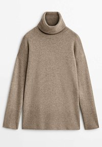 Beżowy wełniany sweter z golfem, z długimi rękawami i prążkowanymi mankietami oraz dołem, leżący na białym tle.