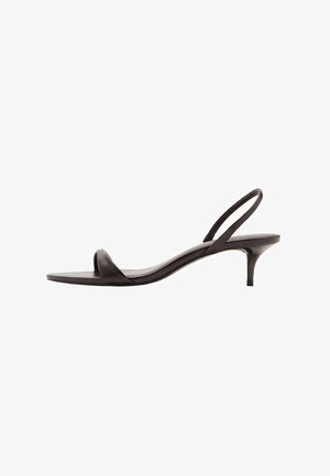 Sandalo slingback in pelle nera con una stretta fascia sulle dita e un basso tacco a gattino, mostrato in profilo laterale su sfondo bianco.