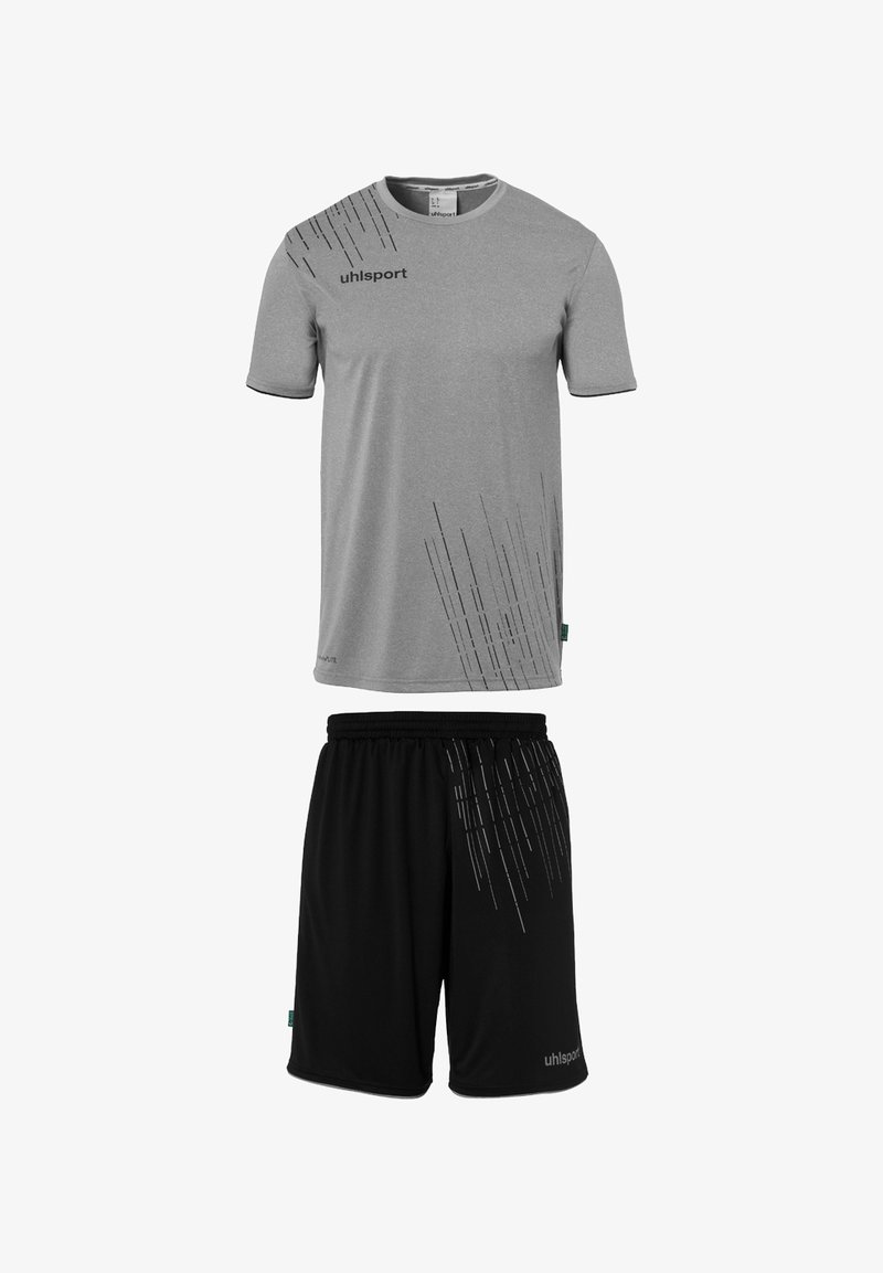 T-shirt de sport gris avec des accents noirs et des motifs de lignes diagonales, associé à un short noir présentant des éléments de design similaires.