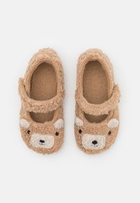 Para brązowych, puszystych kapci dziecięcych z twarzami i uszami misiów, z pojedynczym paskiem na górze każdego kapcia.