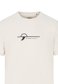 Crème-kleurig t-shirt van katoen; heeft een simpel zwart logo en de tekst "PROTEST" op de voorkant in het midden, korte mouwen, ronde hals.