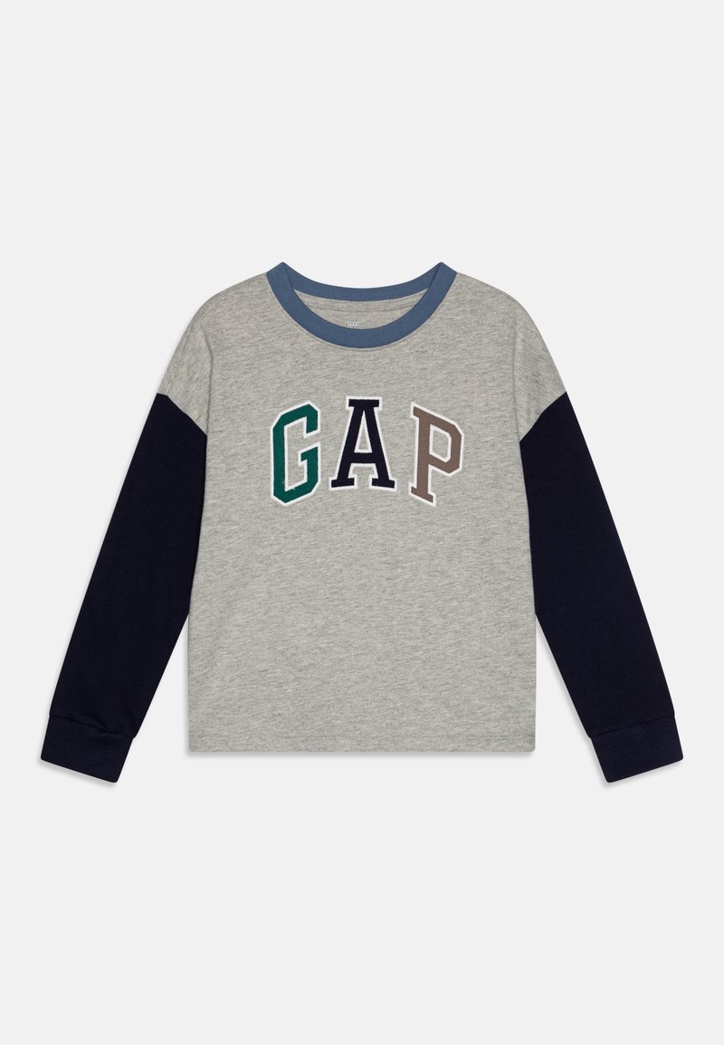 Harmaa pitkähihaisena paita, jossa on tummansiniset hihat, viistot hihansuut ja "GAP" -logo vihreillä, tummansinisillä ja ruskeilla brodeeratulla kirjaimella edessä.