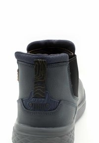 Stivale alla caviglia blu scuro con tomaia in pelle texturizzata, pannello elastico nero e una linguetta decorata. Suola in gomma con battistrada decorato.