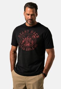 Camiseta de algodón negra con un gráfico rojo que dice "APÁRTATE, PAPÁ ESTÁ ASANDO", con un diseño de espátula y tenedor cruzados.