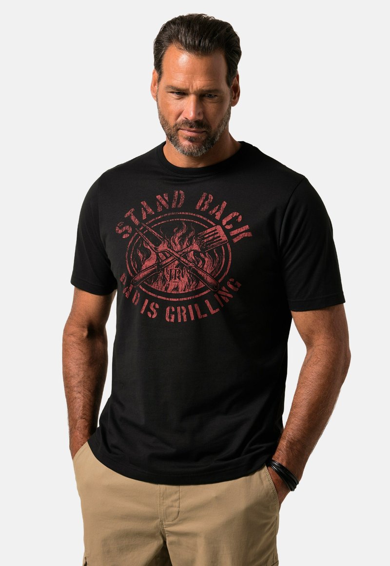Camiseta de algodón negra con un gráfico rojo que dice "APÁRTATE, PAPÁ ESTÁ ASANDO", con un diseño de espátula y tenedor cruzados.