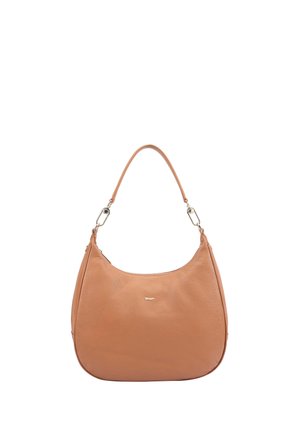 Schoudertas van tan leer met een gebogen bodem, enkele riem met metalen gespen en een klein gouden logo middenvoor.