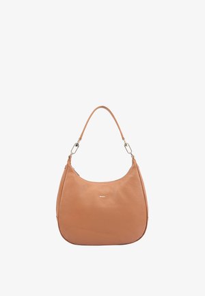 Schoudertas van tan leer met een gebogen bodem, enkele riem met metalen gespen en een klein gouden logo middenvoor.