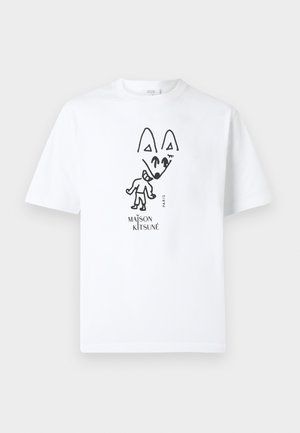 Biely bavlnený tričko s čiernym grafickým dizajnom líšky a postavy, s textom "MAISON KITSUNÉ" nižšie. Posádkový výstrih, krátke rukávy.