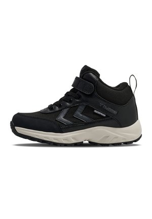 Sort vandtæt sneaker-støvle med velcrolukning, sorte snørebånd, tyk hvid sål og strop ved hælen, vist fra siden.