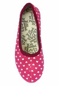 Rosa Ballettschuhe mit weißem Herzmuster, abgerundeter Zehenpartie und elastischem Rand. Die Innensohle zeigt ein dezentes Logo und eine strukturierte Oberfläche.