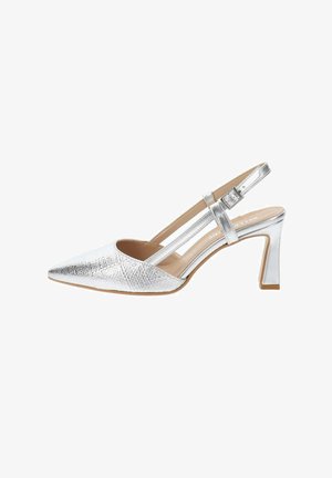 Tacchi slingback argento con punta affilata, parte superiore testurizzata e tacco sottile. Presenta due cinturini che attraversano il piede e una finitura metallica.