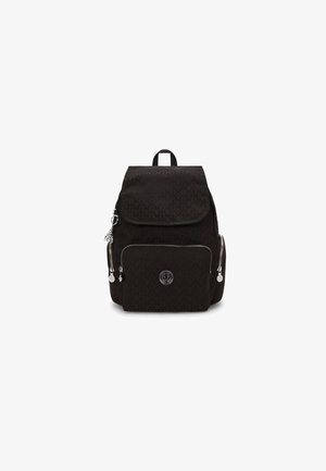 Sac à dos en tissu noir avec un motif texturé, poche zippée à l'avant, rabat à fermeture à pression et une poignée sur le dessus. Accents en métal argenté.