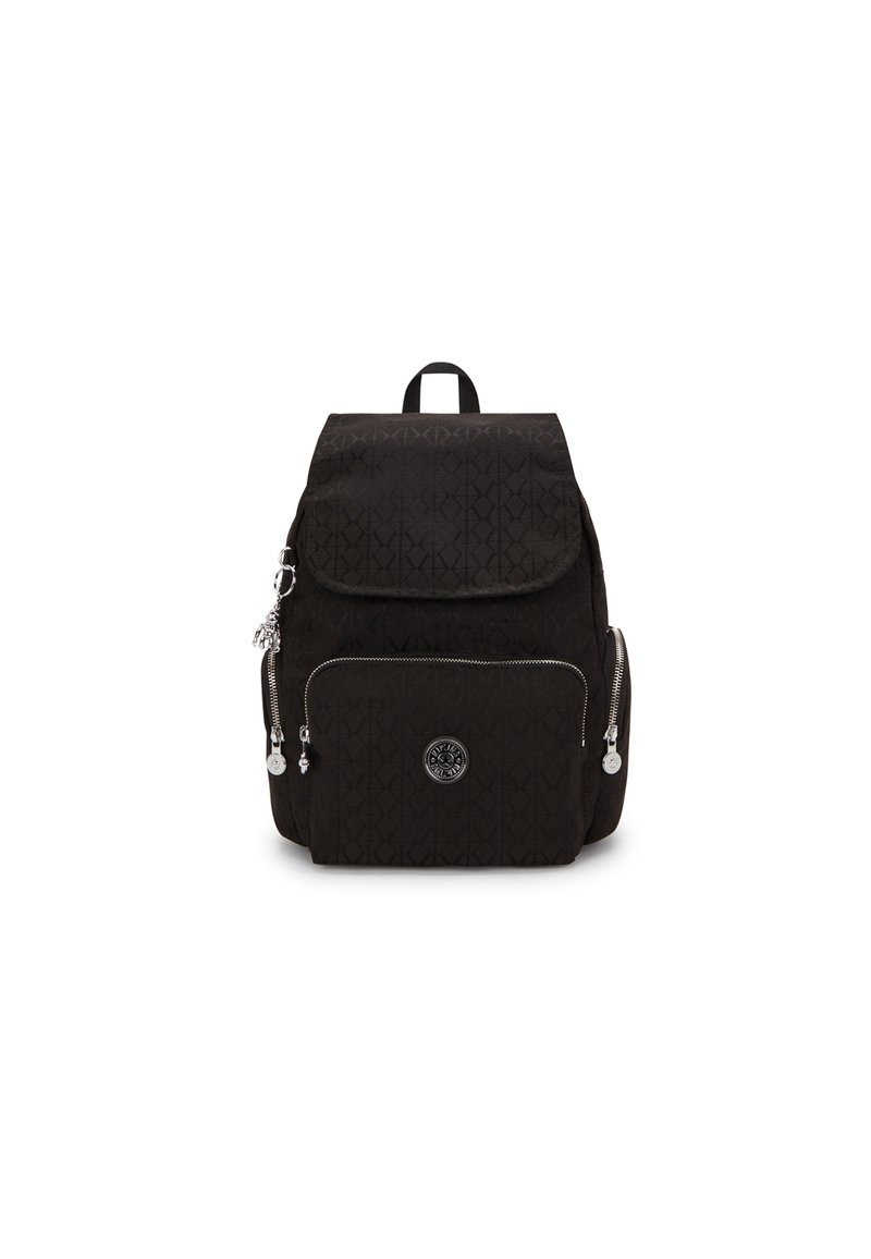 Sac à dos en tissu noir avec un motif texturé, poche zippée à l'avant, rabat à fermeture à pression et une poignée sur le dessus. Accents en métal argenté.