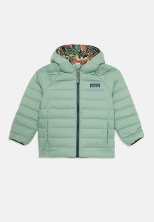 Hellgrüne Steppjacke mit Kapuze, ausgestattet mit einem blumigen Muster im Innenfutter, einem durchgehenden Reißverschluss vorne und elastischen Bündchen.