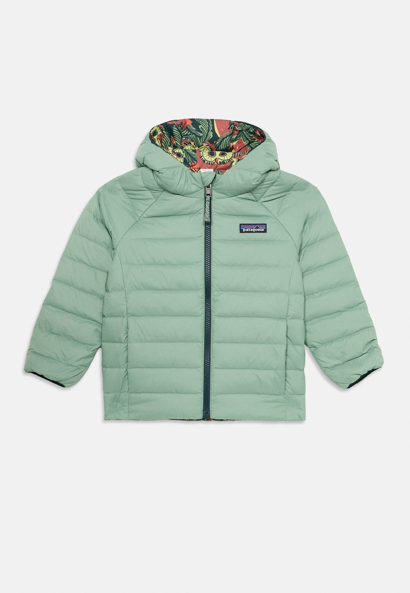 Lys grønn pufferjakke med hette, med blomstermønster på interiøret, hel frontglidelås og elastiske mansjetter.