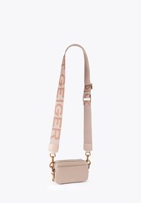 Sac bandoulière compact beige avec une finition brillante, deux compartiments zippés et une large bandoulière arborant un logo en marron clair.