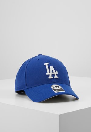 Blå baseballkasket med hvidt "LA" logo og en justerbar '47 MVP-klistermærke på den buede kasketrem, hvilende på en hvid overflade.