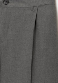 Pantalon gris ajusté avec une texture lisse, fermeture à un bouton et détail de plis à l'avant. Le tissu semble léger et fin.