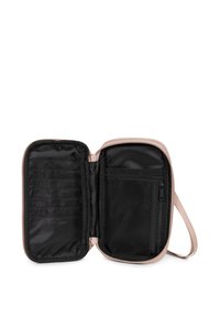 Pochette zippée compacte avec un extérieur rose pâle, un intérieur noir, des fentes pour cartes et une poche zippée. Texture lisse et design minimaliste.
