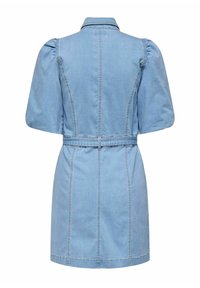 Va dressi denim i një blu të lehtë me mëngë të shkurtra dhe me pupla, një bel të ngushtë, detaje brezash dhe vijat e qepjeve përgjatë pjesës së prapme dhe anëve.