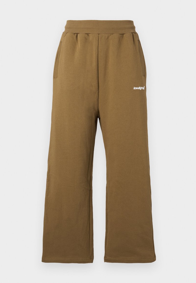 Bruine, wijde sweatpants met een geribde tailleband en twee zijzakken. Opvallende witte branding op de voorkant. Zacht katoenen materiaal.