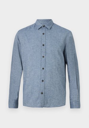 Lange mouwen button-up shirt in lichtblauwe stof met een gestructureerde weving, voorzien van een kraag en zes donkerbruine knopen aan de voorkant.