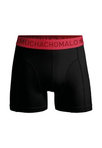 Čierne boxerky s červeným elastickým pásom s textom "MUCHACHO MALO." Hladká tkanina s vystuženými švami.