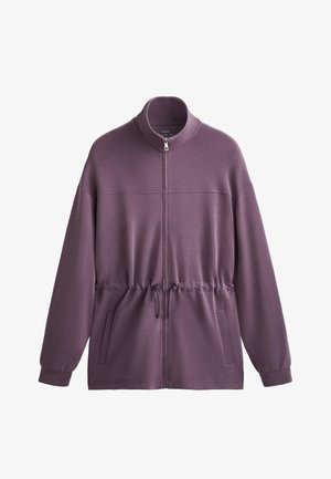 Giacca viola con zip e collo alto, vita regolabile con cordino e tasche laterali; realizzata in tessuto leggero e liscio.
