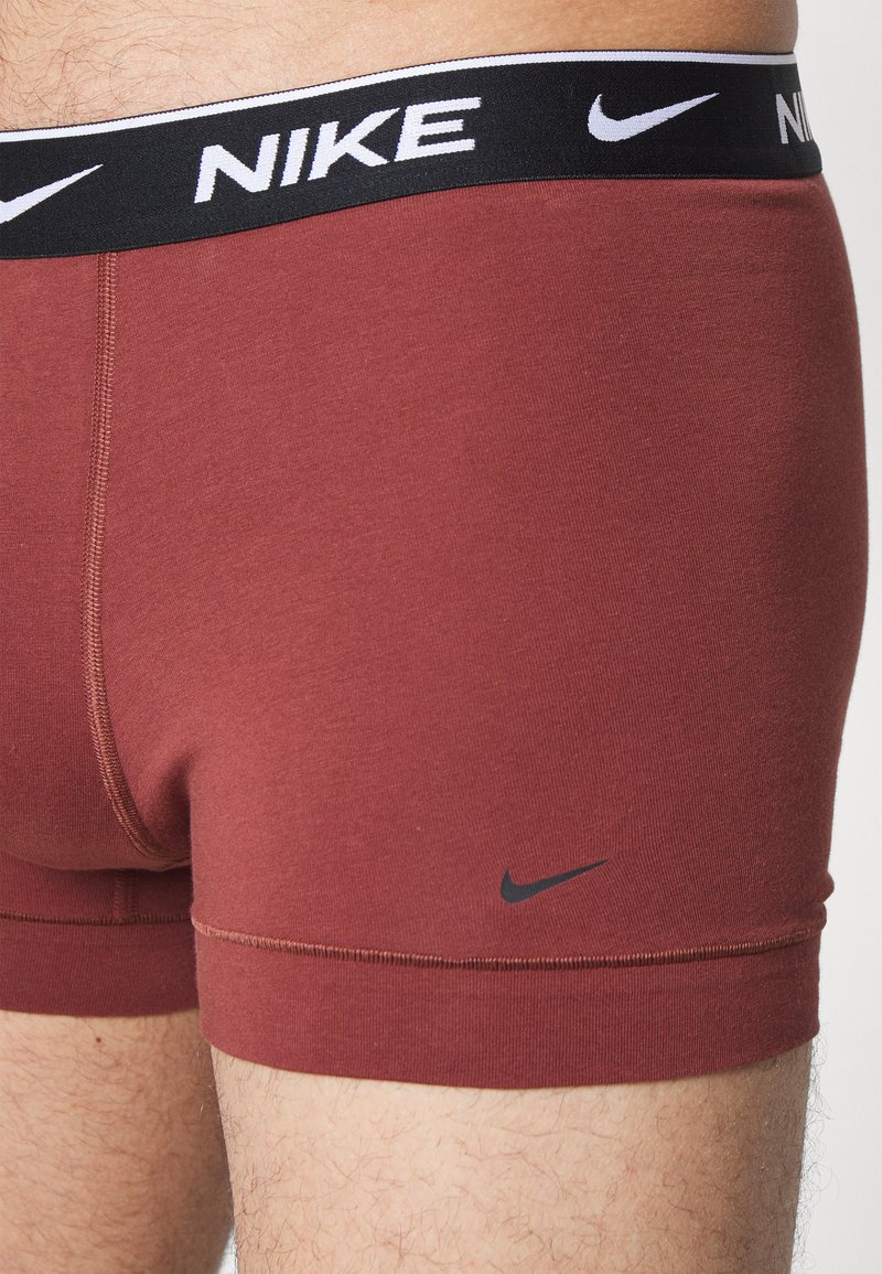 Herren Unterhosen | Nike Underwear DAY TRUNK 3 PACK Panties off white/grey/bordeaux/offwhite - VP85507 Herren Unterhosen | Nike Underwear DAY TRUNK 3 PACK Panties off white/grey/bordeaux/offwhite - VP85507