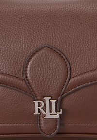 Brązowa skórzana torebka z gładką fakturą, zakrzywionym klapą i złotymi akcentami z logo "RLL".