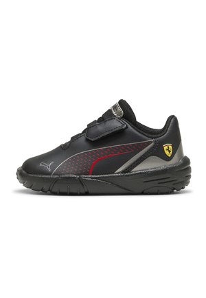 Sort børnesneaker med røde accenter, velcrorem, Puma-logo nær tåen og Ferrari-skjold på hælen, vist i sideprofil.