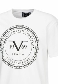 Witte katoenen t-shirt met een zwart circulair logo met "V69," "ITALIA," en een kettingontwerp in het midden. Ronde halslijn, korte mouwen.
