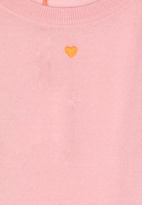 Roze gebreid sweater met een ronde halslijn en een klein oranje hartje geborduurd op de borst. Soepele textuur en lichtgewicht materiaal.