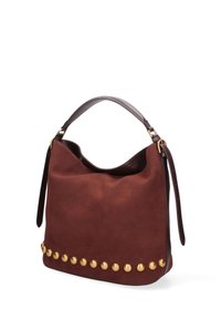 Borsa in suede marrone con design morbidamente strutturato, borchie in metallo dorato lungo il fondo e una tracolla in pelle marrone scuro.