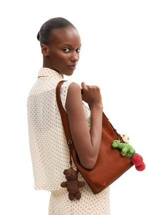 COACH, BROOKLYN SHOULDER BAG 28 WITH CHARMS - Sac à main - b amber brown