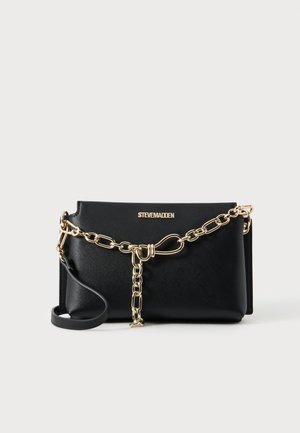 Чанта Steve Madden в черно с текстуриран завършек, златна верижка и регулируема черна раменна презрамка на обикновен светъл фон.