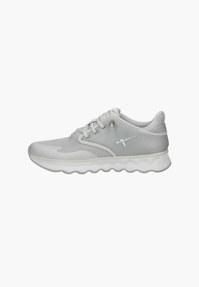 Chaussures de sport gris clair avec une tige en mesh, une semelle arrondie et un design rembourré. Présente des lacets et un logo petit sur le côté.