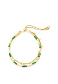 Złocony bransoletka z zielonymi cylindrycznymi koralikami i zakrzywionymi metalowymi akcentami, z teksturowanym łańcuchem i regulowanym zapięciem zapewniającym pewne dopasowanie.