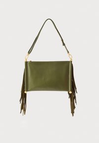 Zöld bőrtáska arany színű kiegészítőkkel, téglalap alakú, az egyik oldalon hosszú bojt díszítéssel. Állítható pánttal ellátva.