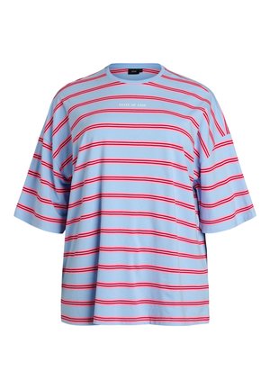 Světlé modré volné tričko s krátkými rukávy, tenkými červenými vodorovnými pruhy a nápisem "STATE OF EASE" uprostřed na hrudi.