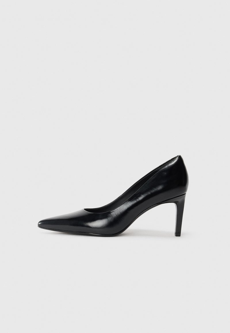 Scarpa con tacco alto in pelle nera, con punta affusolata, texture liscia e tacco rastremato. Design minimalista, senza ulteriori decorazioni.
