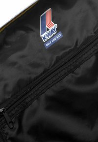 Svart nylonveske med glidelås og et logopatch med røde, hvite og blå striper. Teksten leser "K-WAY ONLY ONE SIZE."