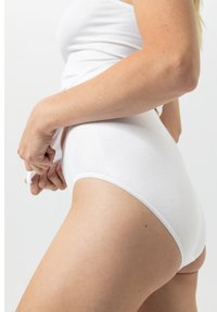 Body in cotone bianco con un design aderente, caratterizzato da una finitura senza cuciture e da una consistenza morbida, mostrato di lato.