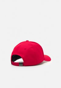 Boné de beisebol vermelho, feito de tecido durável, apresenta uma aba curvada, faixa ajustável na parte de trás e orifícios de ventilação nas laterais.