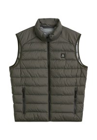 Herrens ärmellose Weste in Dunkeloliv, gesteppter Gestaltung, hoher Kragen, Frontreißverschluss und zwei seitliche Reißverschlusstaschen. Mit Logo-Patch.