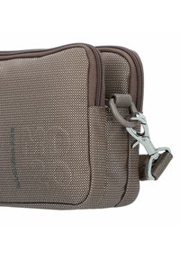 Estuche con cremallera texturizada marrón, con una cremallera lisa, herrajes plateados y un clip. Presenta un patrón sutil en todo el material.