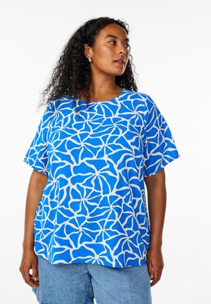 Camicia blu a maniche corte con un motivo astratto bianco. Realizzata in tessuto leggero, ha una vestibilità rilassata e un collo tondo.